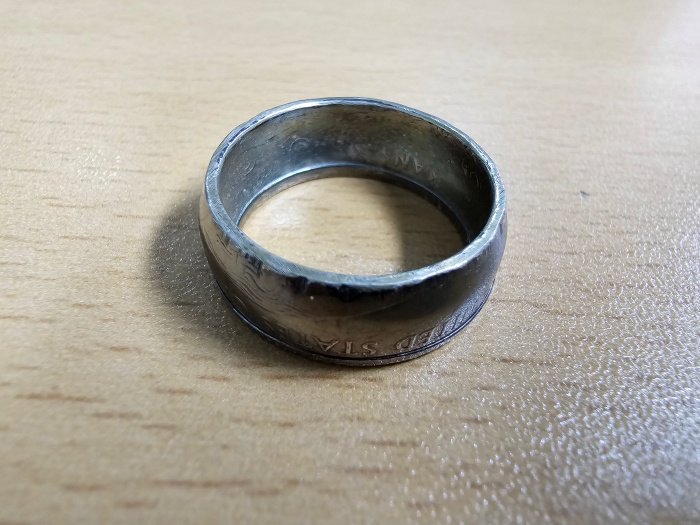 테이블위에-있는-은반지