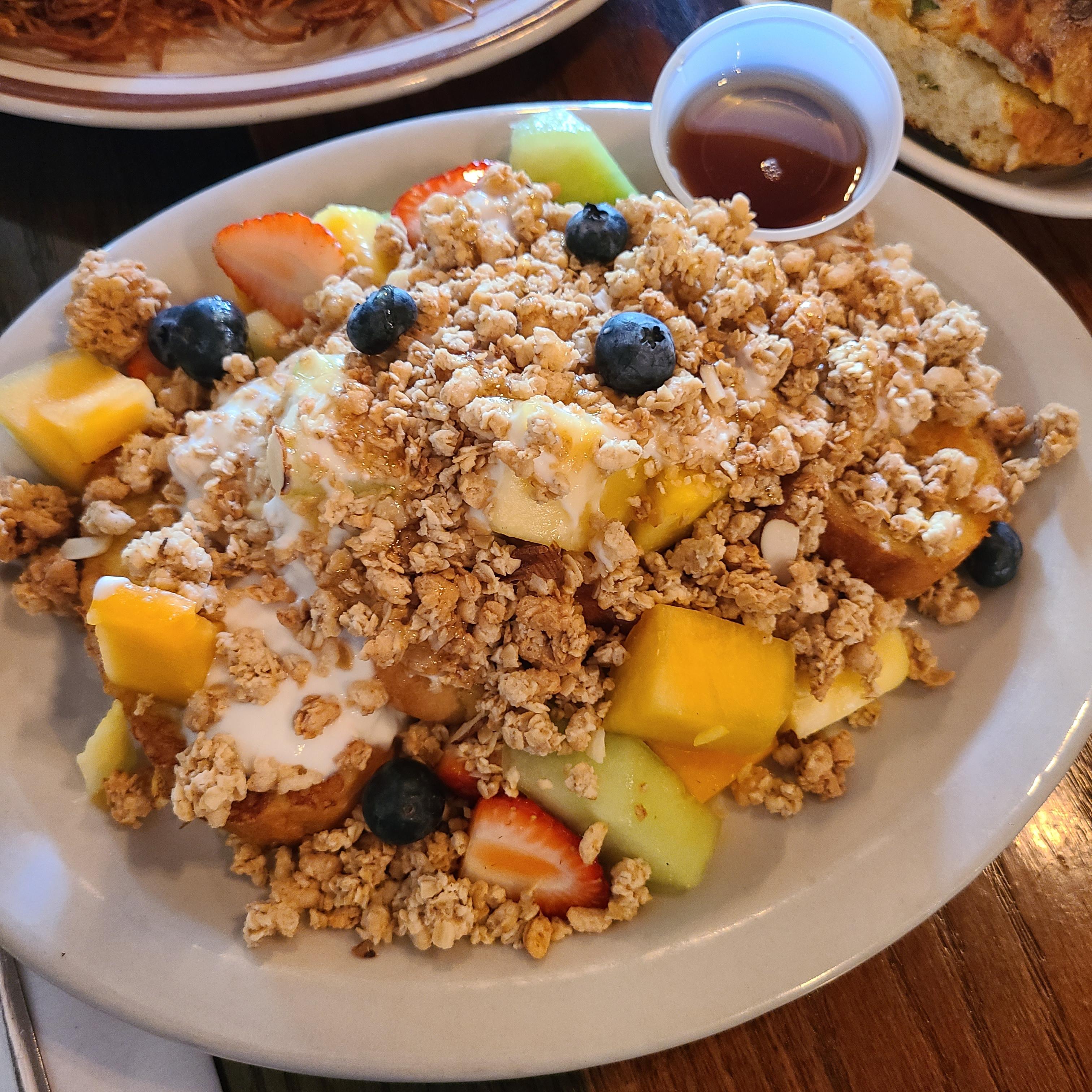 그레놀라를 잔뜩 올려진 French Toast Orgy