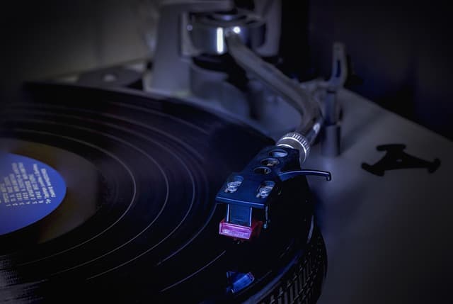 바늘이 떨어지는 순간의 설렘 – 아날로그 감성의 본질