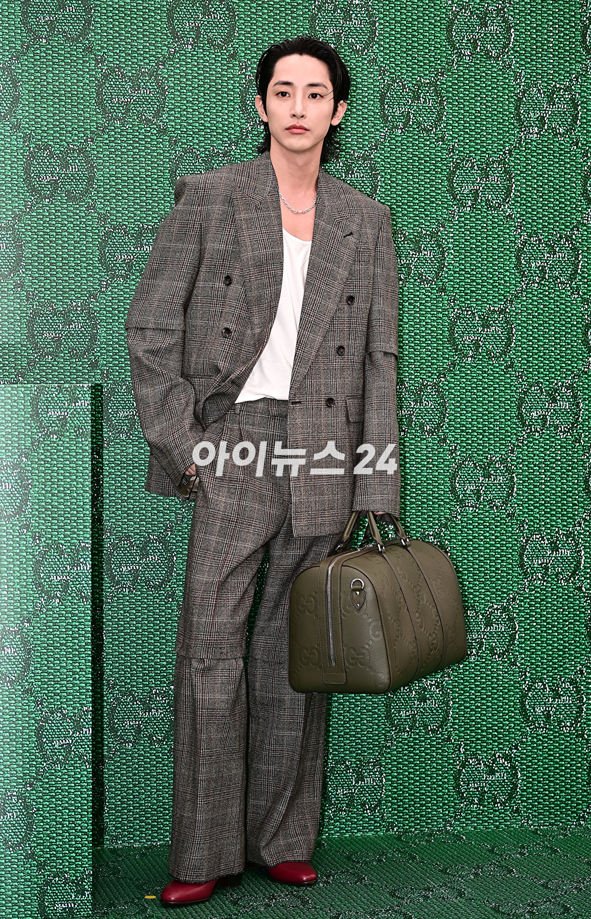 모델 이수혁이 6일 오후 서울 용산구 구찌가옥에서 열린 구찌(GUCCI) 신제품 출시 기념 행사에서 포토타임을 갖고 있다. [사진=곽영래 기자]