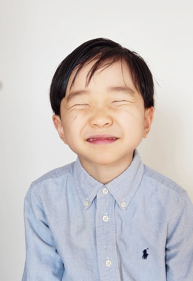 동영상을 안보옂면 깜찍하게 웃거나