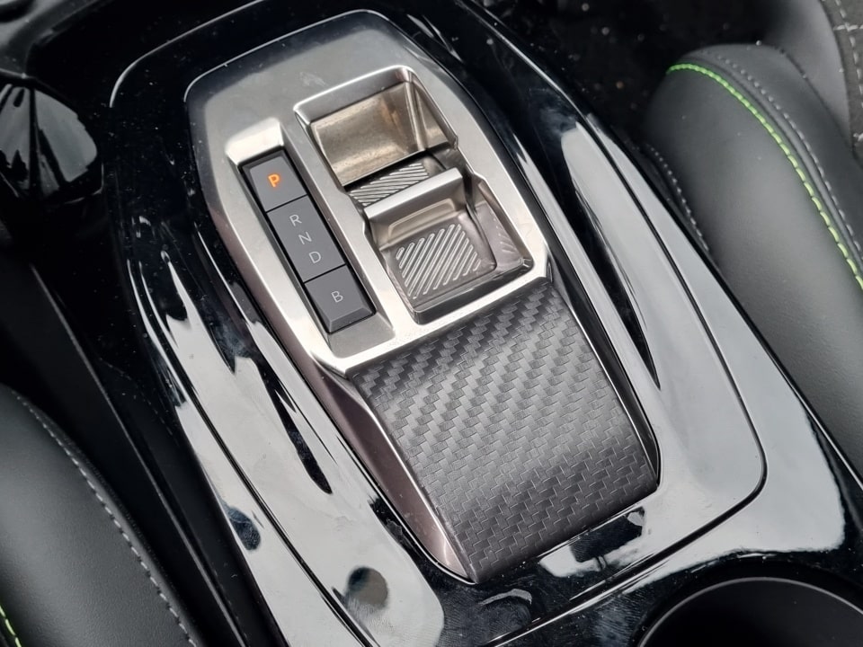 e-208 GT의 전자식 변속 레버는 이렇습니다.