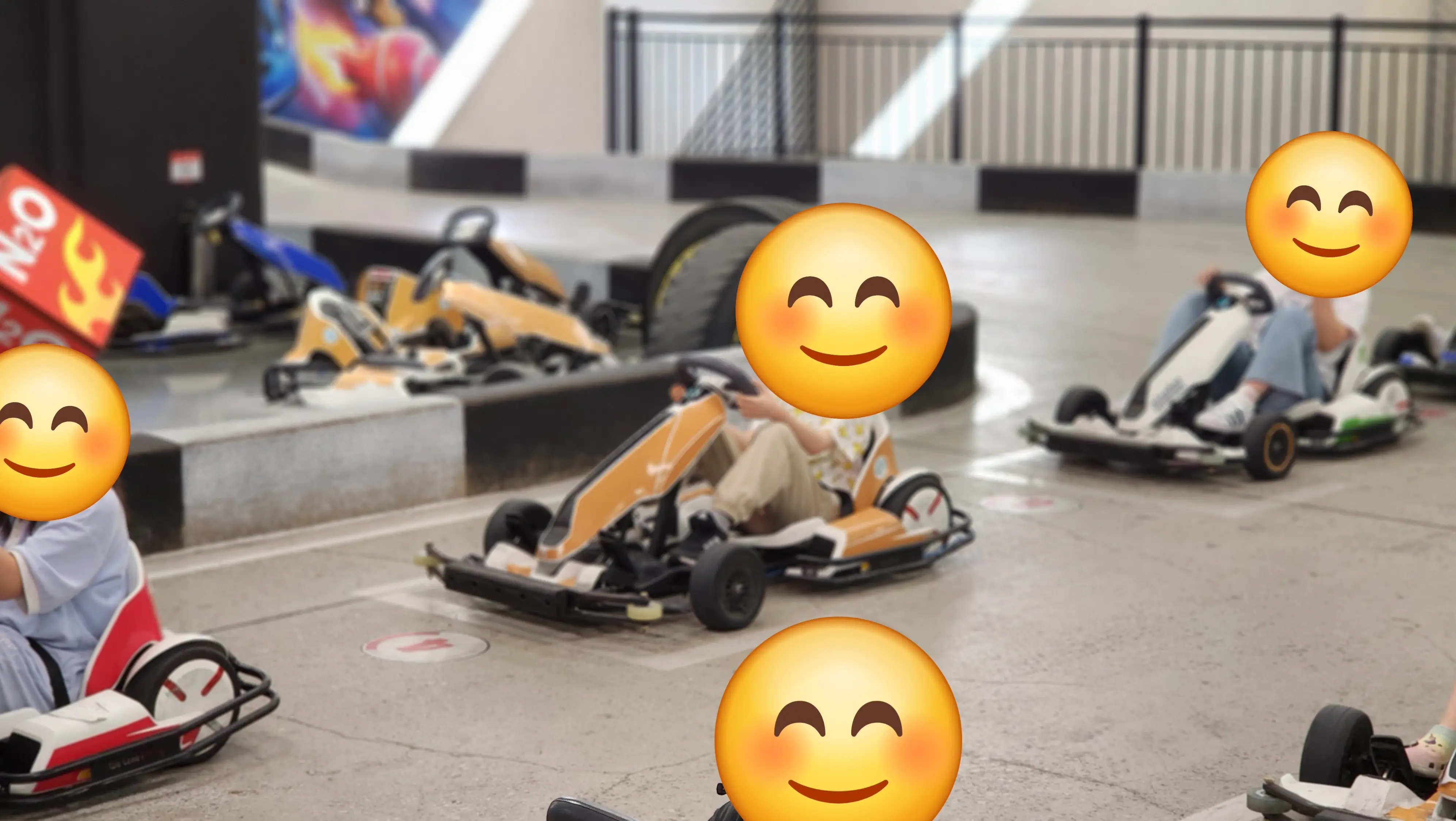 롯데월드-카트라이더-카트에-앉아있는-사람들