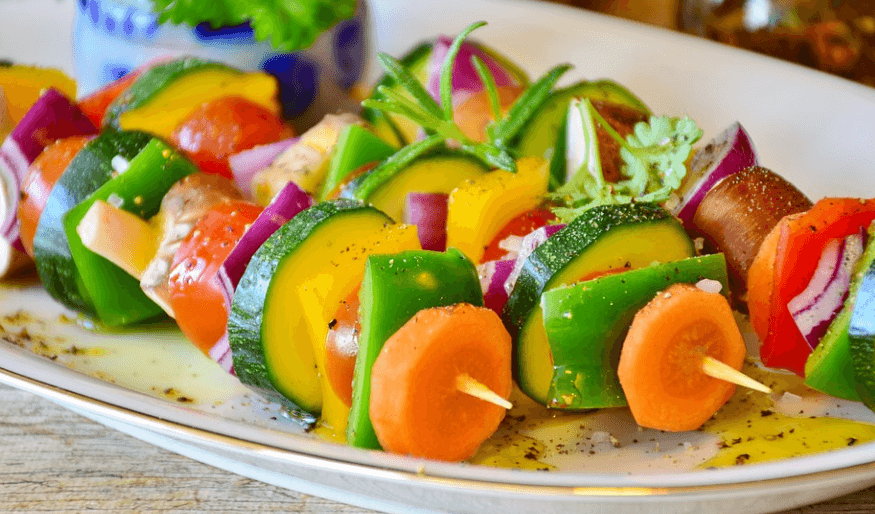 여러가지 채소가 꼬치 형대로 만들어져 있다