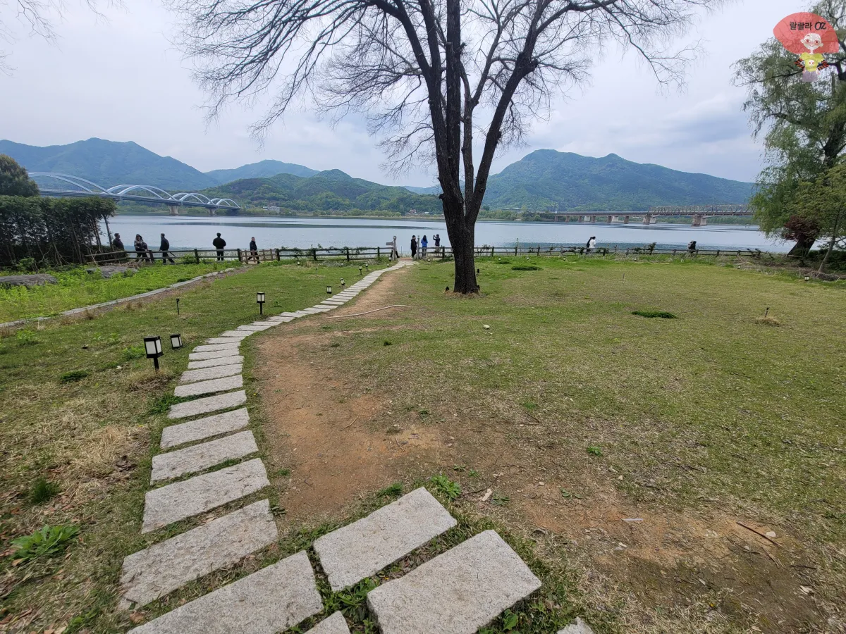 경기-양평-북한강뷰-쌀베이커리카페-그림정원에서-북한강으로-나가는-길