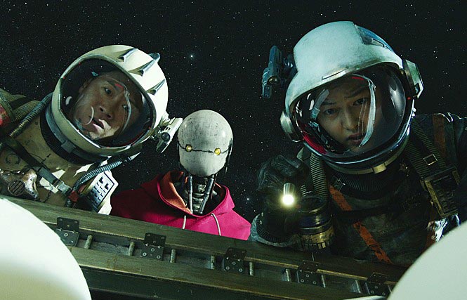 우주에 있는 타이거 박(진선규), 업동이(유해진), 김태호(송중기)
