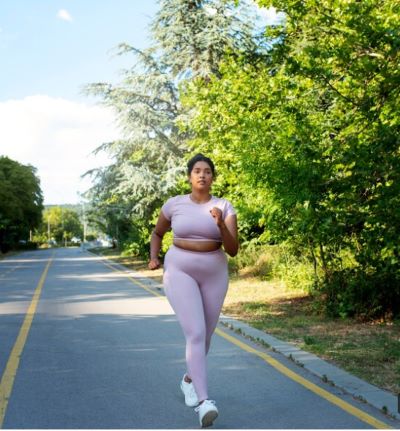 내배엽 체형인 여성잉 조깅하는 모습
