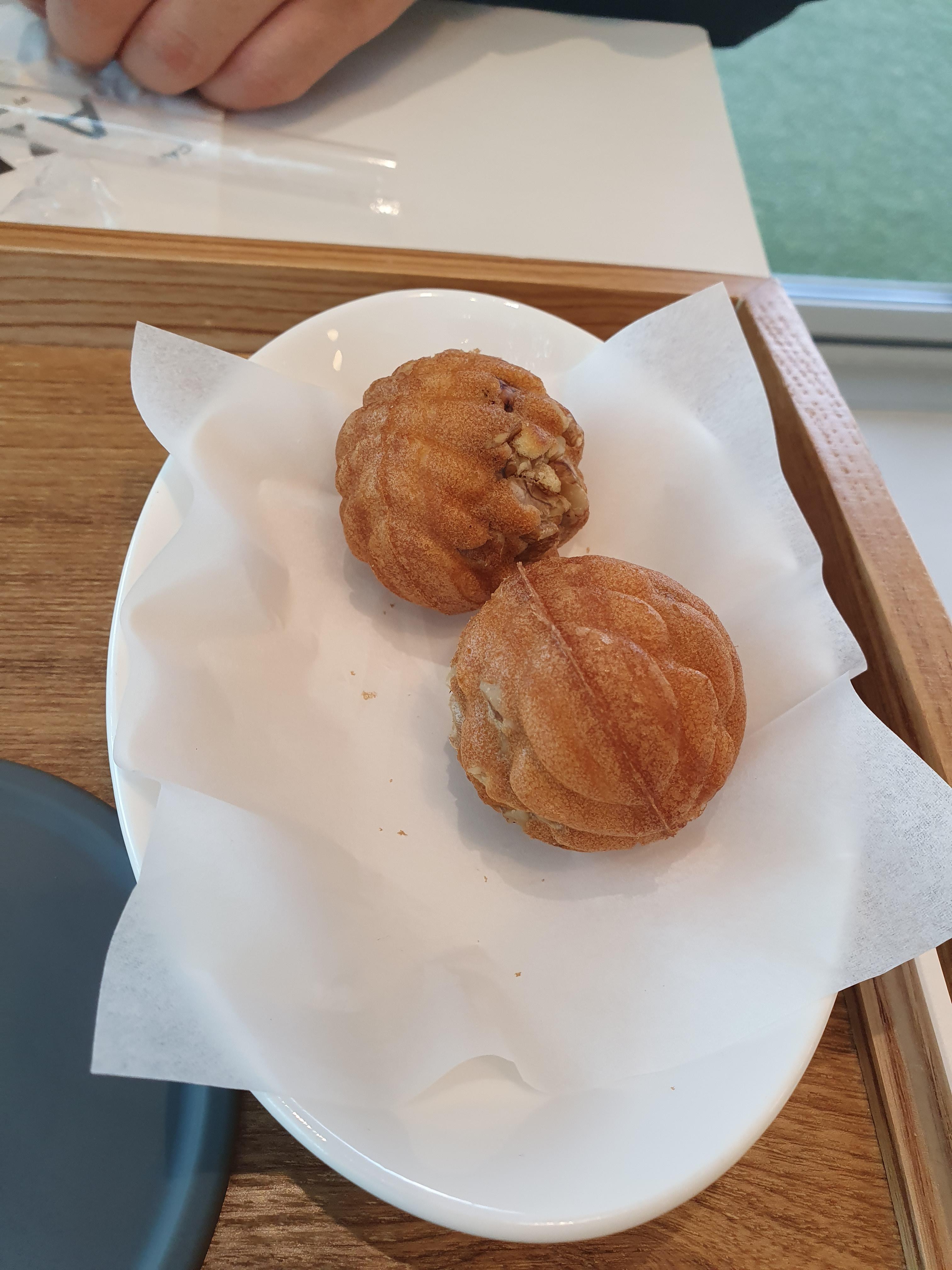 관저동 카페아에에서 모히또 2잔 시키고 서비스로 나온 호두과자 2개 감사히 잘 먹겠습니다.