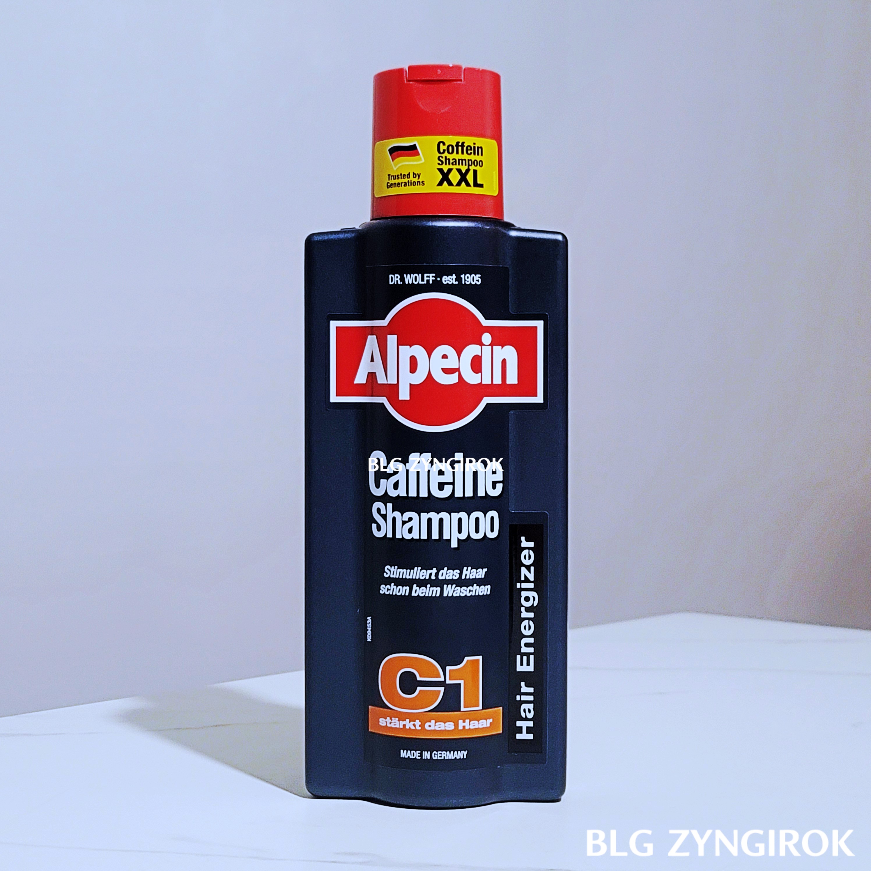 알페신 샴푸가 테이블 위에 놓여있다.