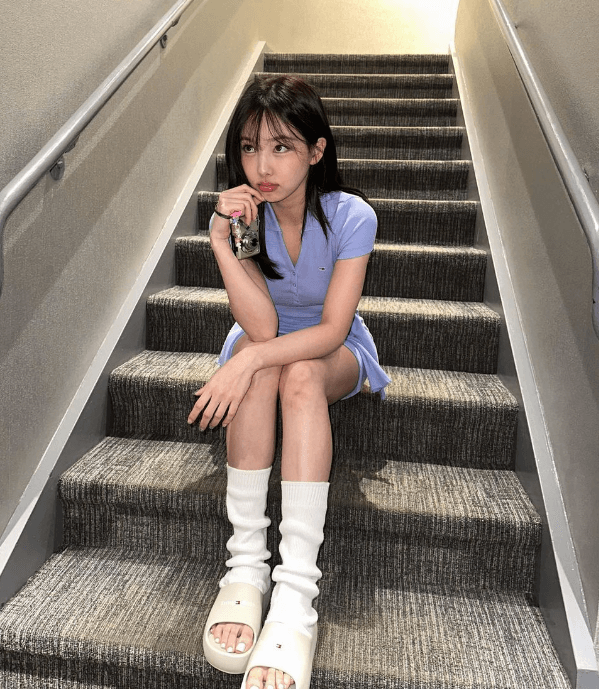 계단에 앉아있는 나연