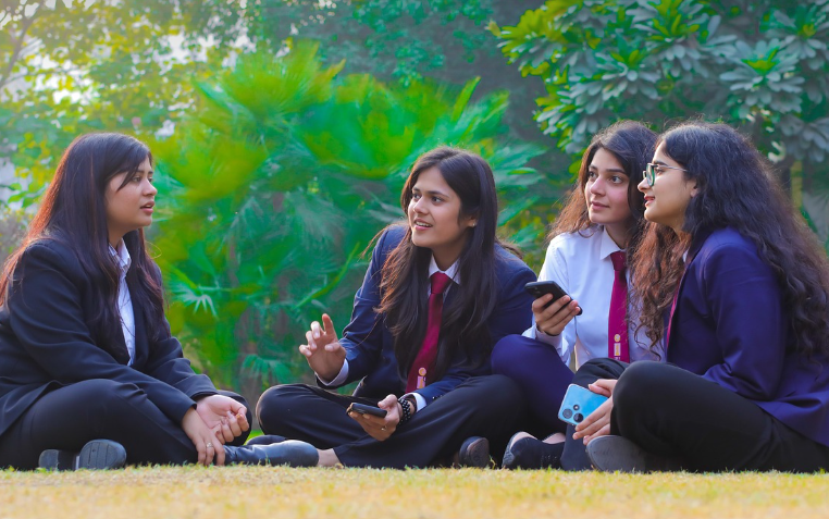 청소년 학생들 이야기하는 사진