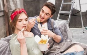 커플 먹는 사진