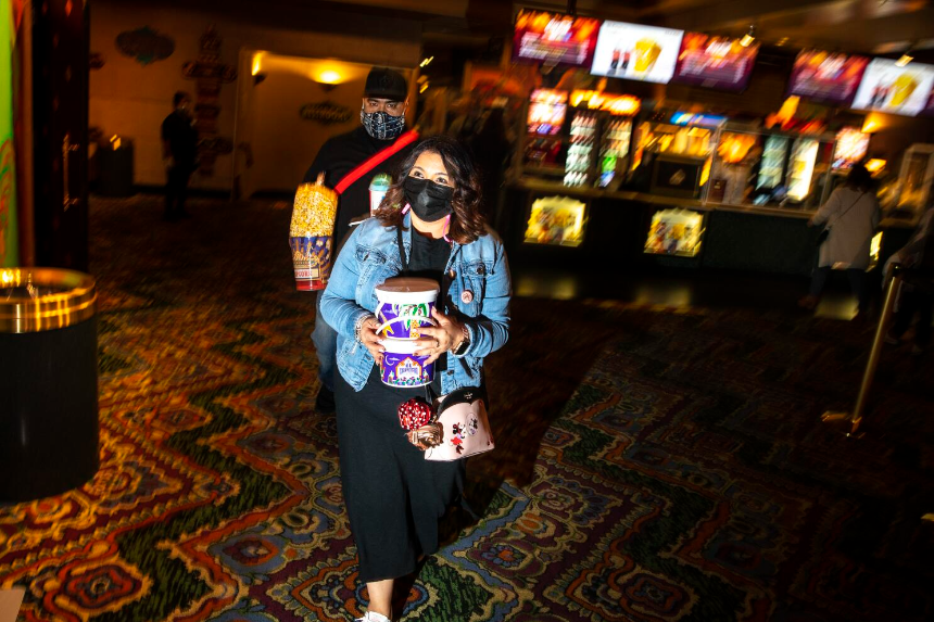 영화관에서 겪는 불편한 상황, 어떻게 대처할까