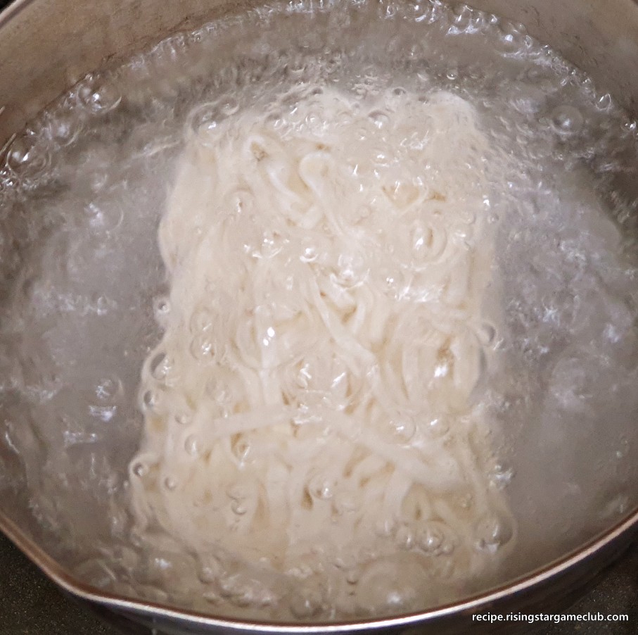 완성된 짜장과 함께 먹을 생면을 끓는 물에 넣는 사진