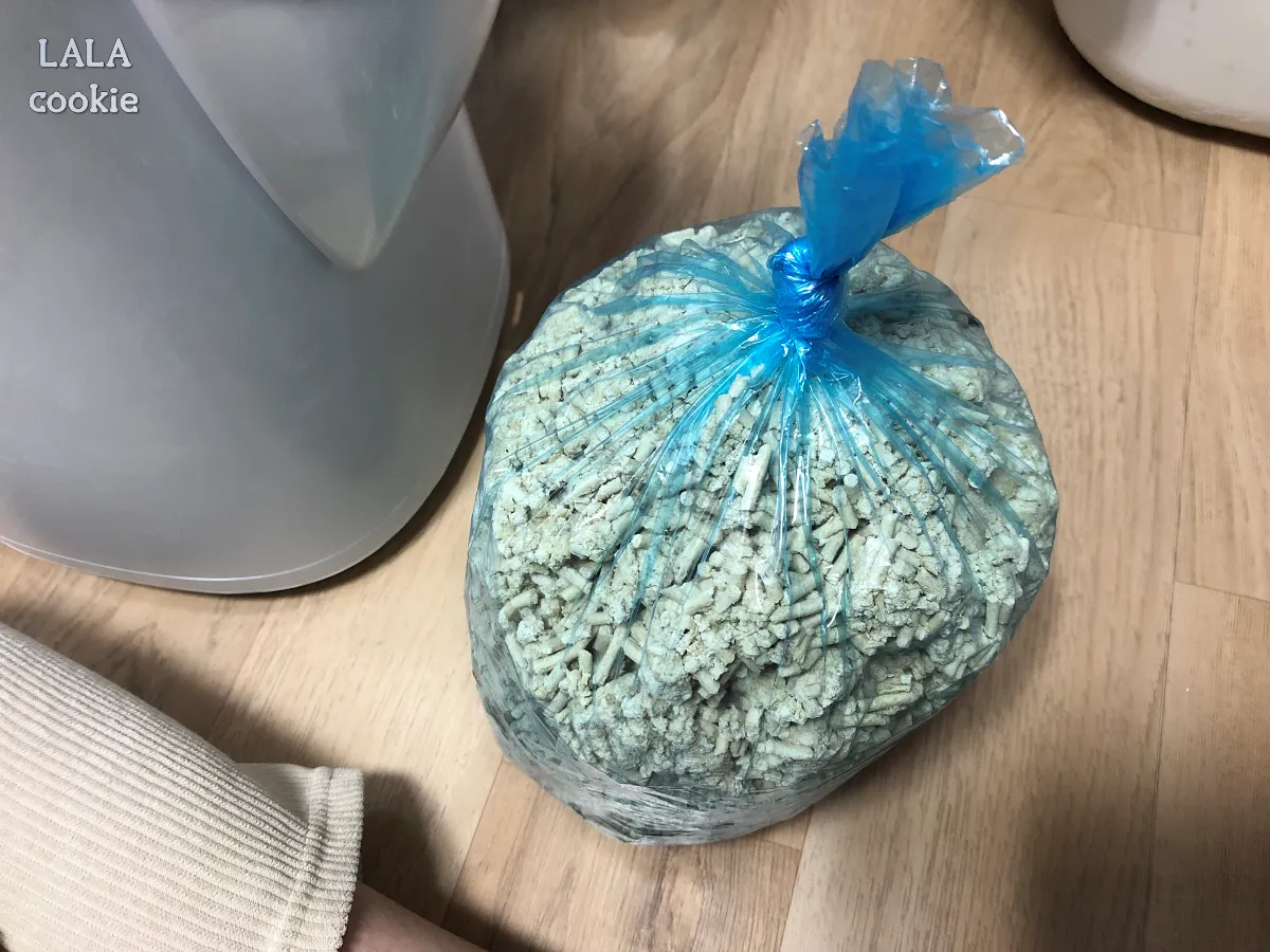 고양이-배변-쓰레기통-추천-리터락커-후기-배변이-찬-봉투-묶은-모습