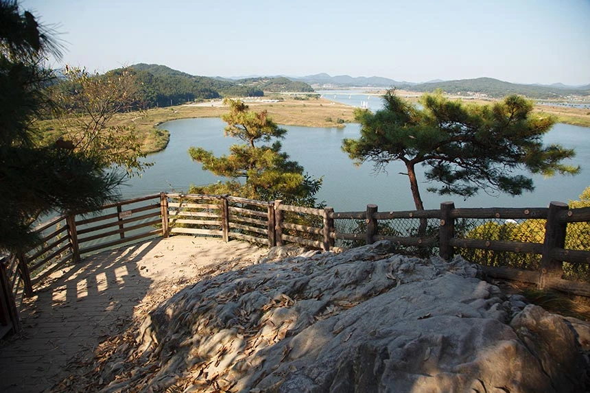 부소산에 있는 낙화암 전경