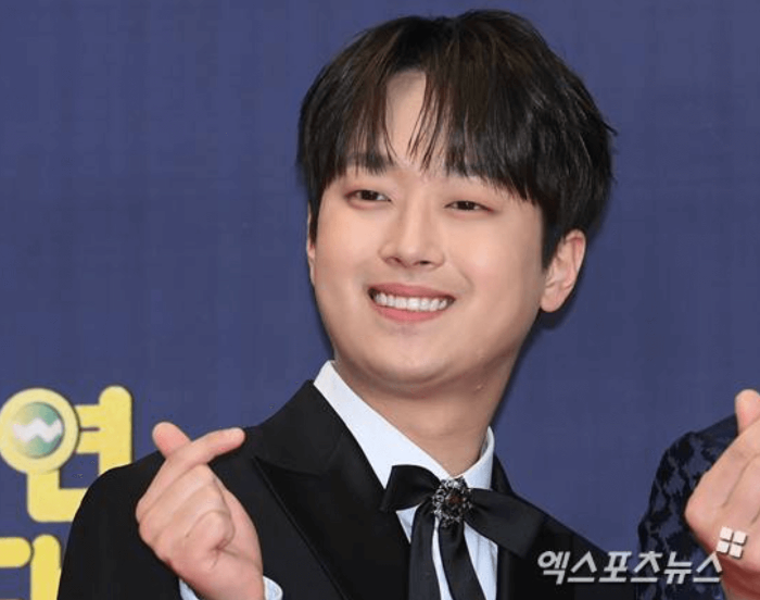 가수 이찬원 손하트