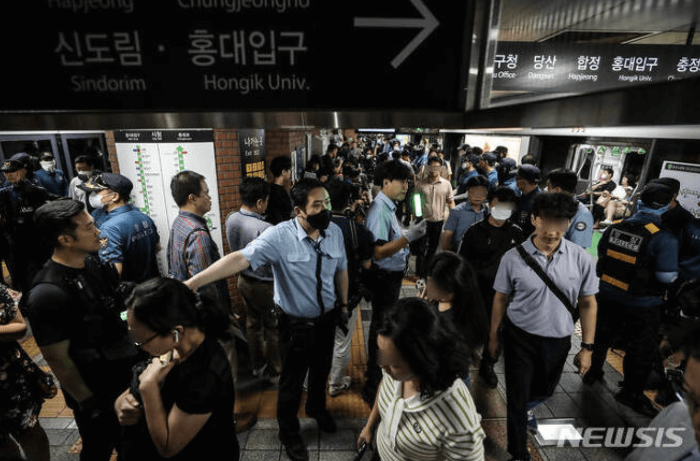 전장연 서울 시청역에서 시위