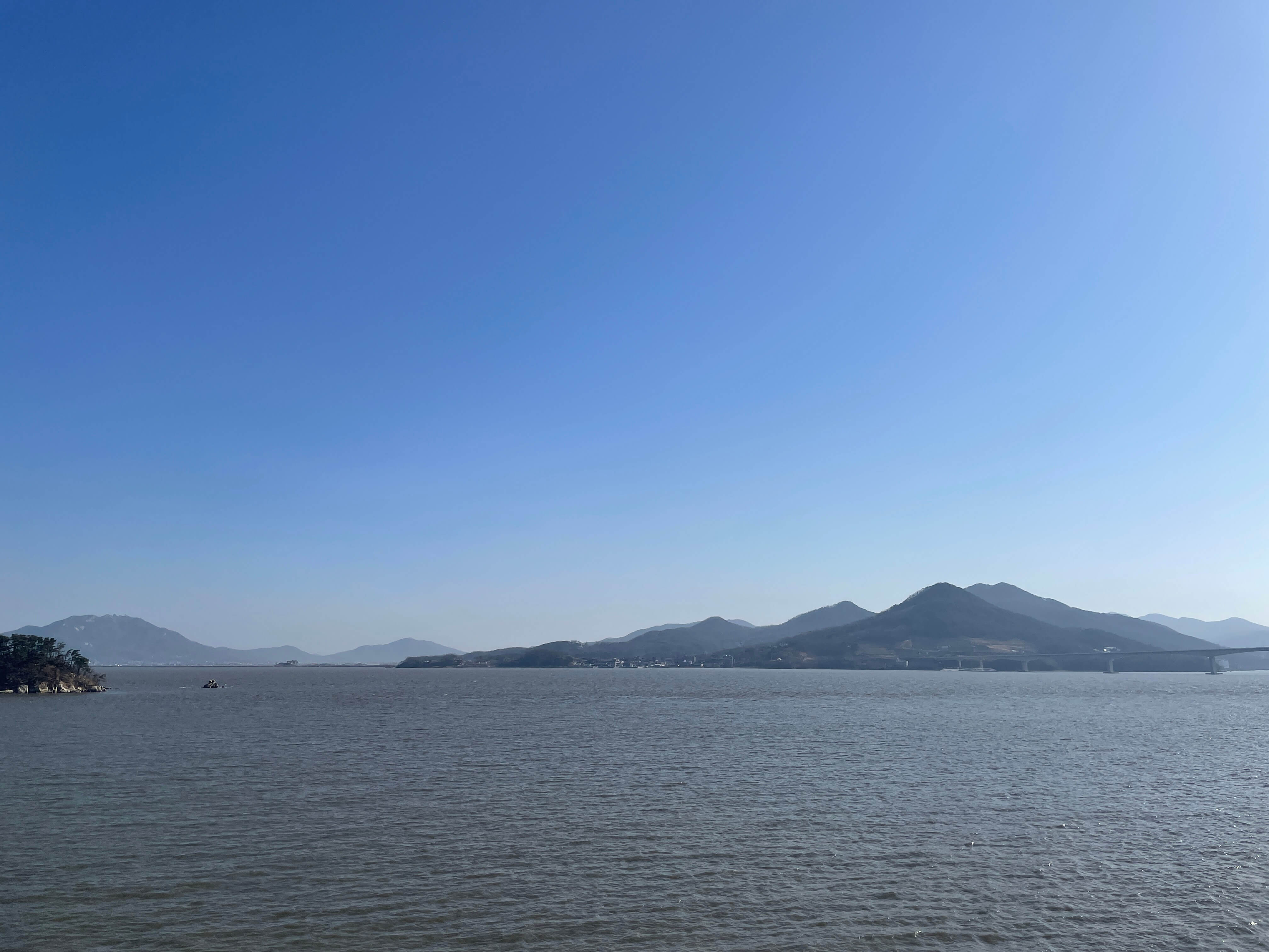 일렁이는 바닷물