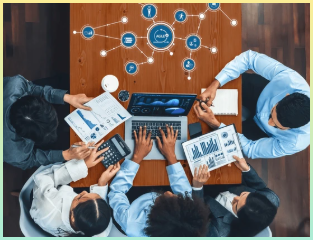 사람들이 모여서 회의를 하는 사진 디지털 다이어그램이 포함되어있다.