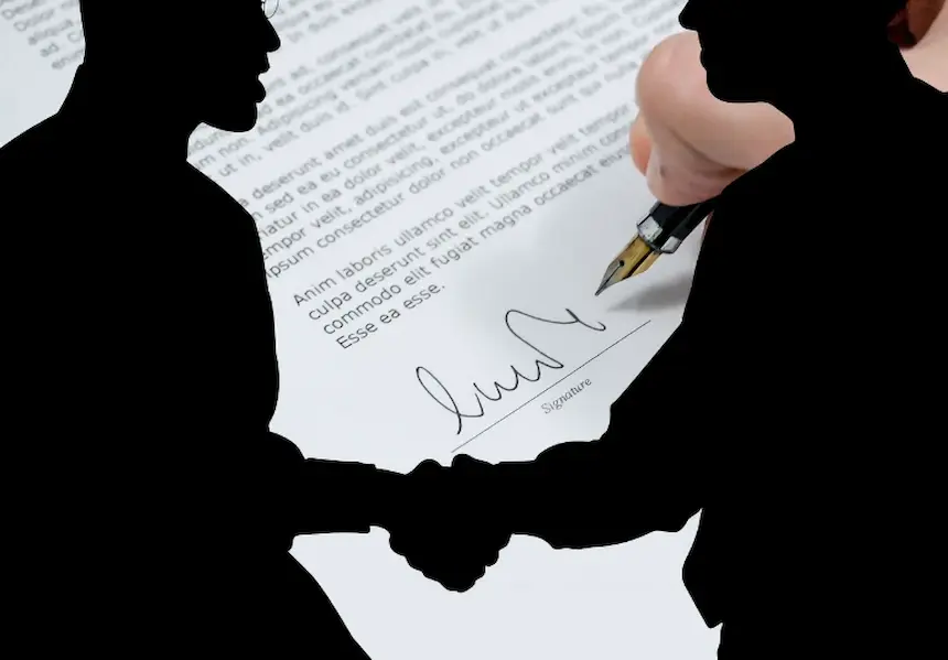 계약서 배경으로 악수하는 두 남자 실루엣