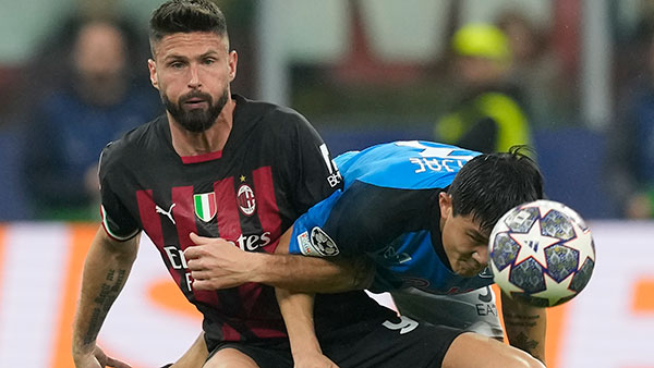 알트태그-김민재 선수가 헤더를 하고 있다