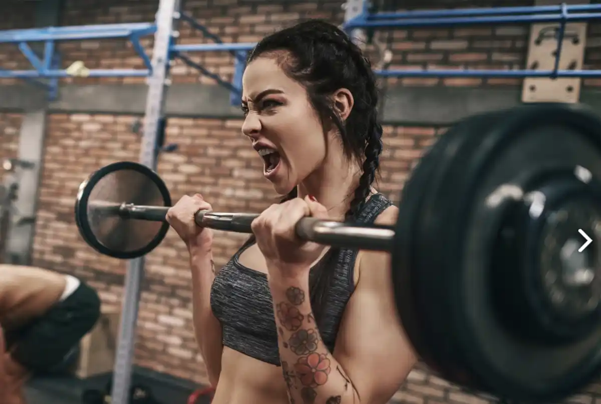 헬스장-운동-소리내는여자-덤벨