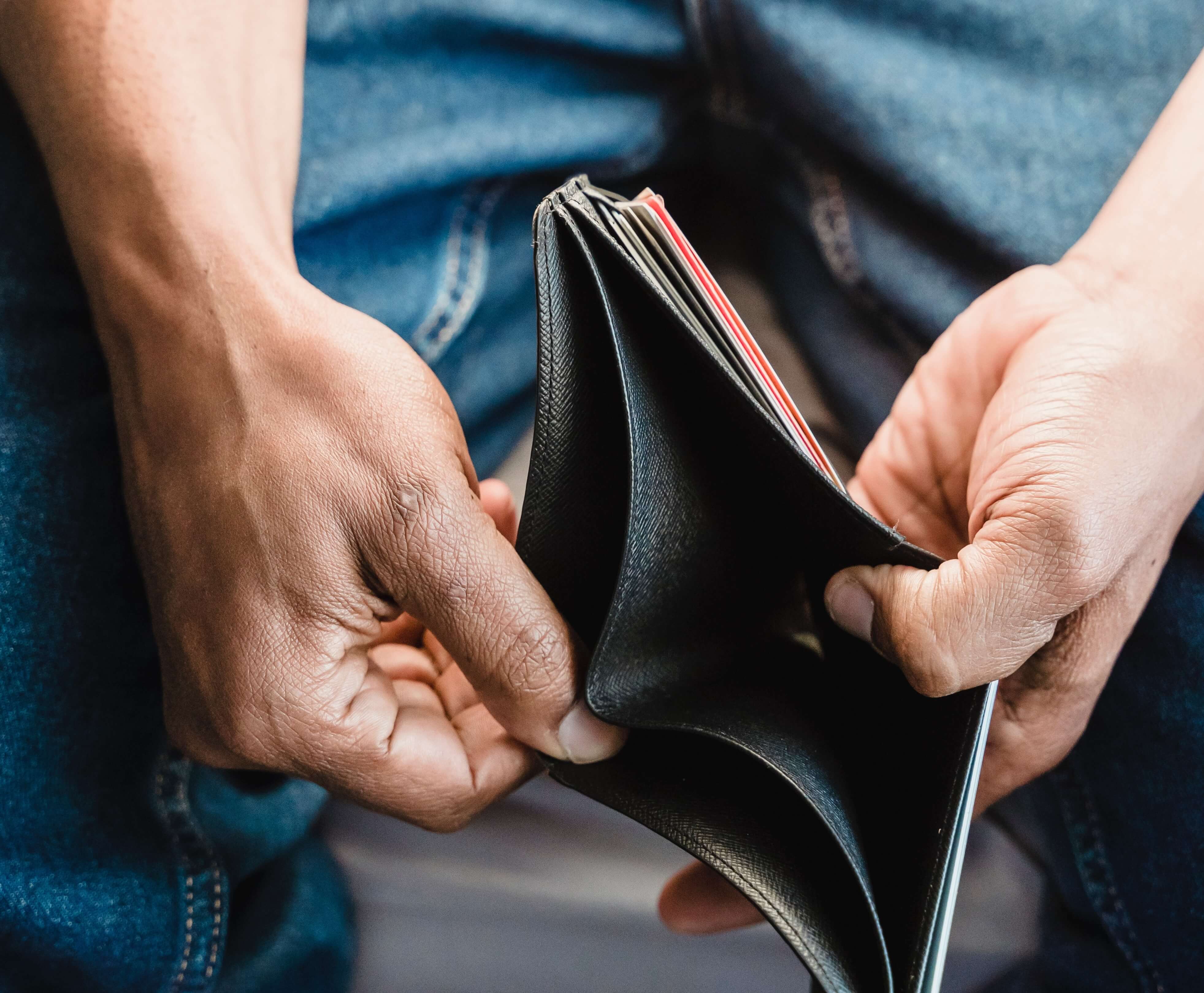 지갑에 돈이 없는 남자