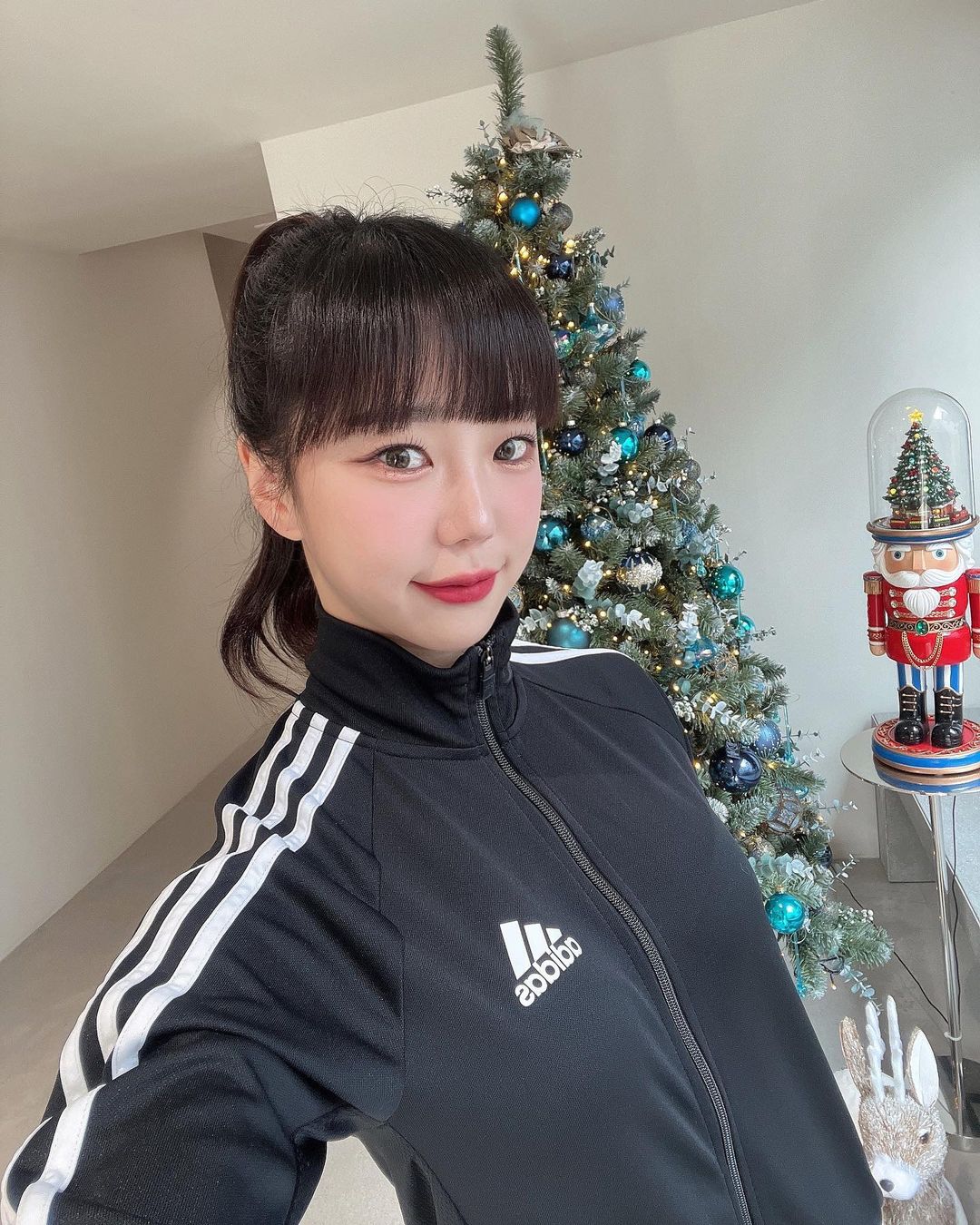 기상캐스터 김가영의 연말 아디다스룩