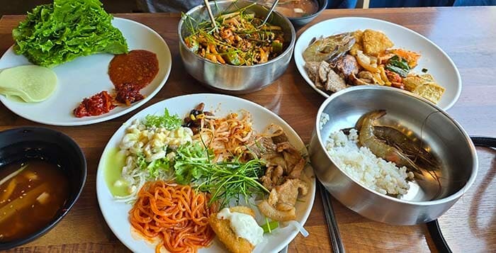 식탁 위 한 상 가득 차린 음식들