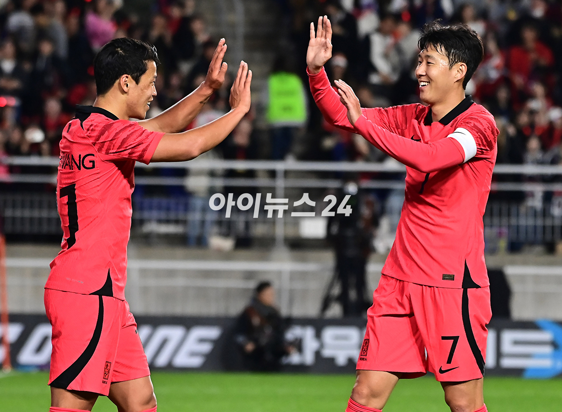 클린스만 감독이 이끄는 한국 축구대표팀은 17일 수원월드컵경기장에서 열린 베트남과 평가전에서 6-0 대승을 거뒀다.손흥민이 팬들에게 인사를 하고 있다. [사진=곽영래 기자]