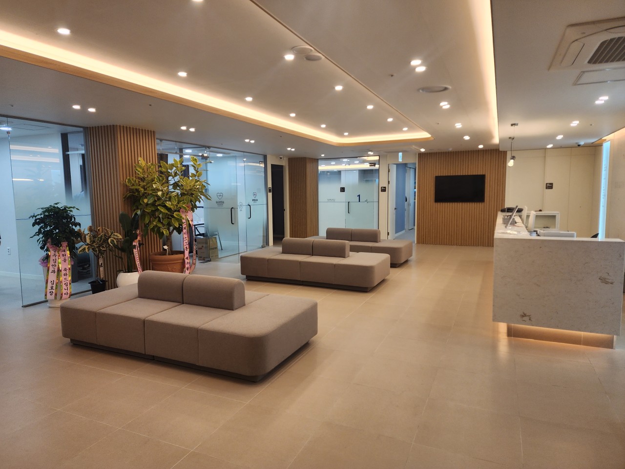 나득영심혈내과 로비 측면