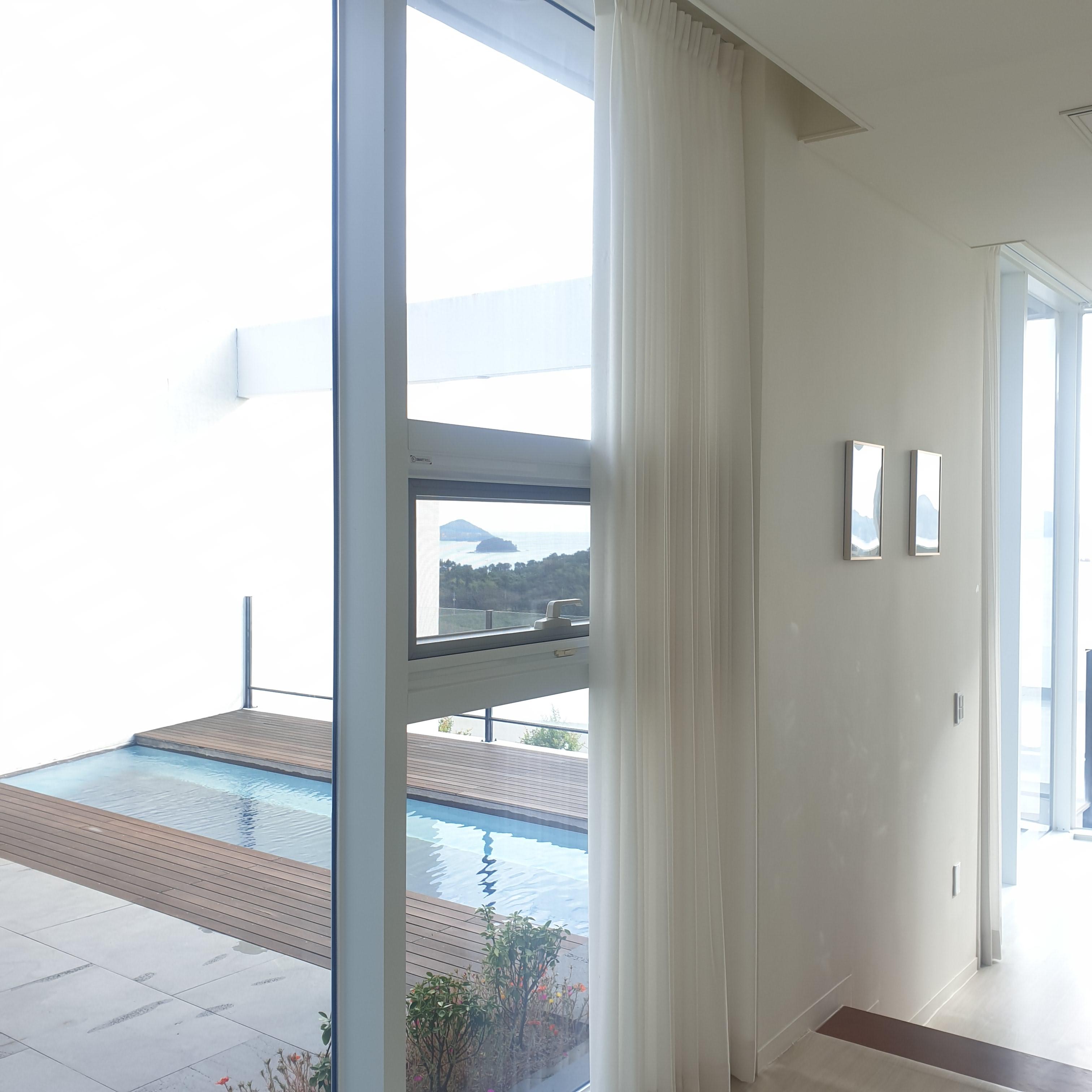 거실에서 바라 본 테라스 수영장