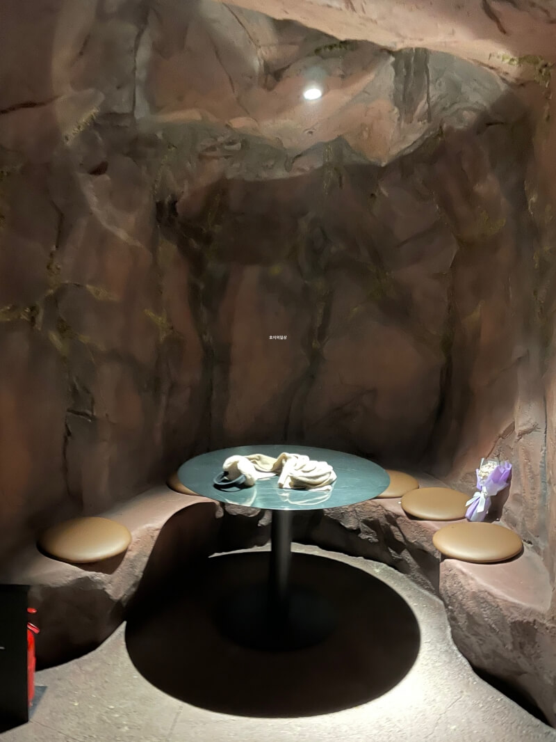 인천 영종도 신상 핫플 카페 메이드림 지하 1층 좌석