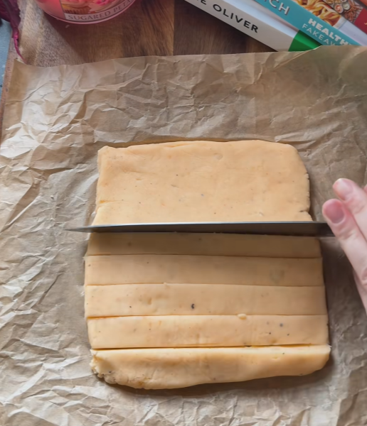 도마 위에 정갈하게 잘린 30cm 길이의 롱 감자 반죽 스틱들