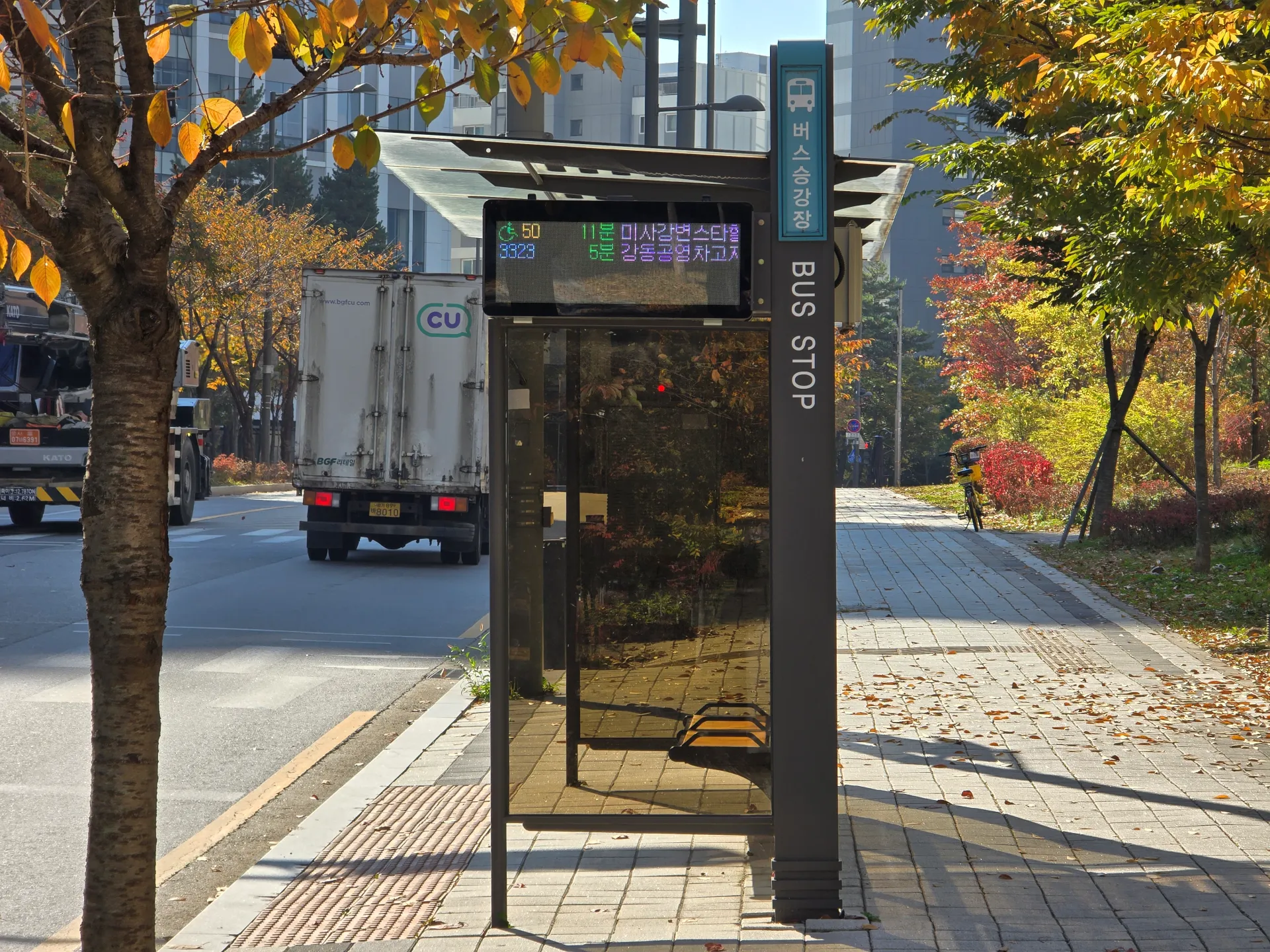 1001동 앞 버스정류장 전광판