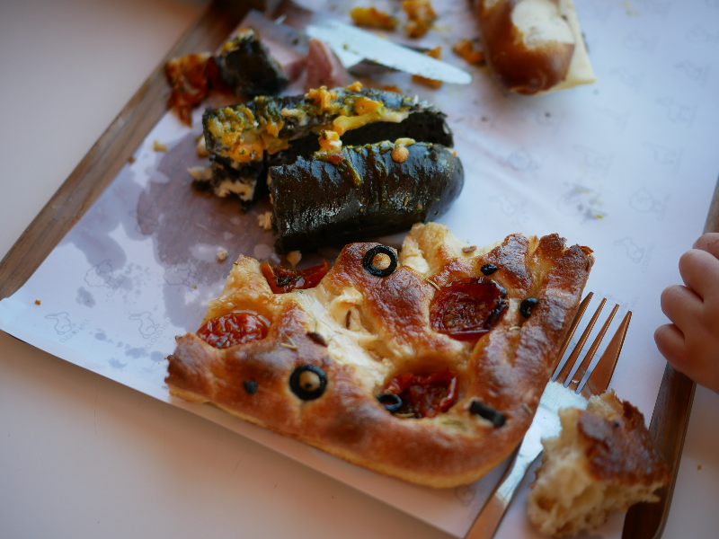 반쯤 먹은 소시지빵, 토마토 포카치아