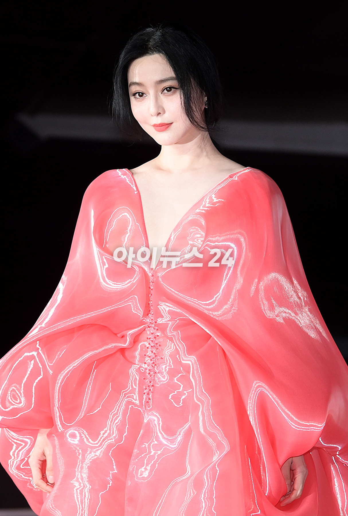 '신비로운 오간자 드레스' 중국 배우 판빙빙이 4일 부산 해운대구 영화의전당에서 진행된 제28회 부산국제영화제(BIFF) 개막식에 참석해 레드카펫을 밟고 있다. [사진=정소희 기자]