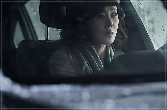 영화-자백-차에서-생각에-잠긴-희정