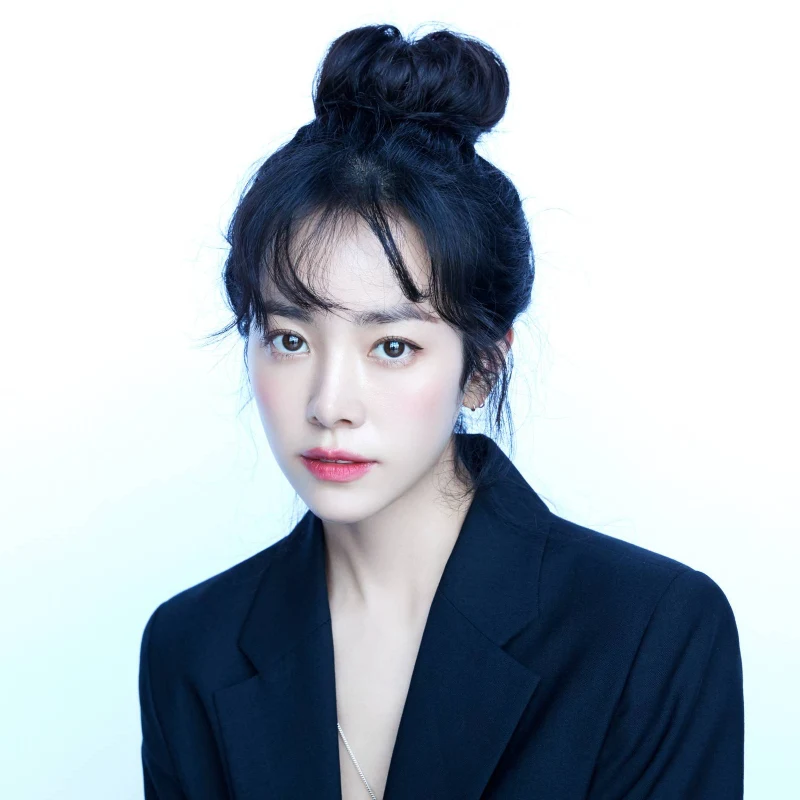 흰 배경에 남색 정장 자켓을 입고 머리를 올린 한지민의 섹시한 프로필 이미지