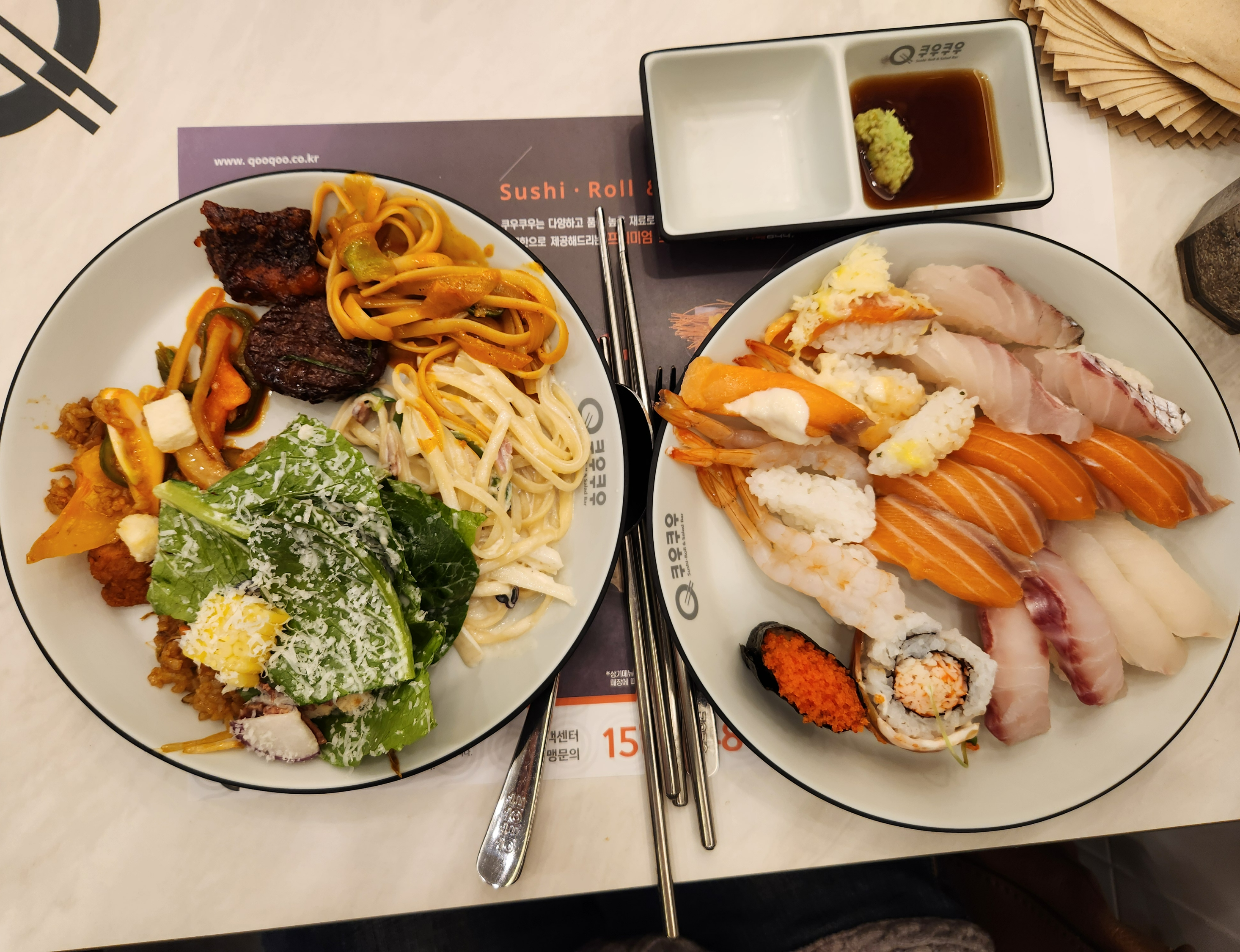 접시에 담긴 초밥과 음식