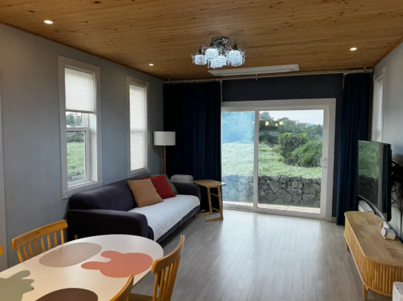 제주도 추천 숙소의 아름다운 거실 전망