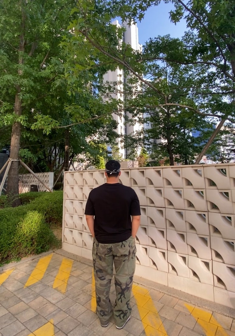 데일리룩(2025. 8. 10.)하바행크 클래식 페이슬리 반다나 블랙, 무신사 무신사스탠다드 쿨탠다드 반팔 티셔츠 블랙, 플루크 와이드 카모 카고팬츠, 나이키 덩크 로우 돌고래