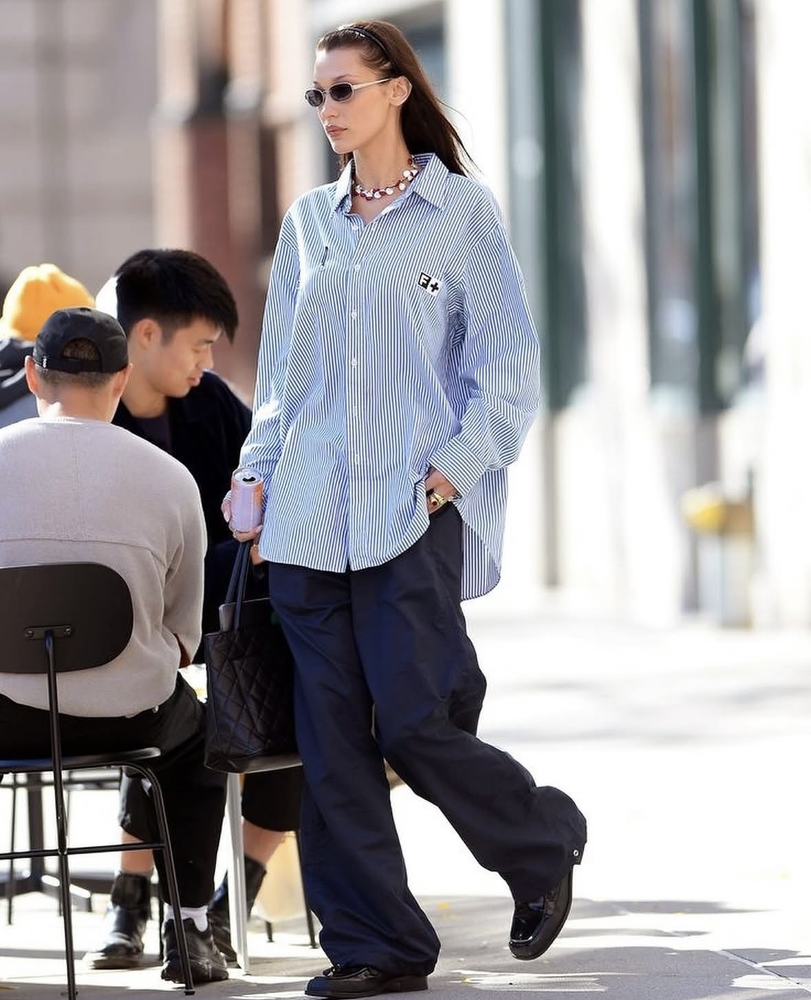 오버사이즈 셔츠로 완성한 데일리 무드 관련 사진