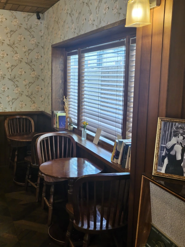 디저트시네마-내부-2인테이블-의자4개-탁자2개-조명