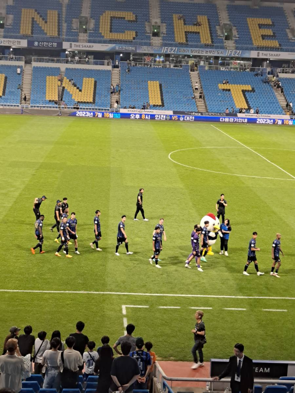 라커룸으로 들어가는 선수들