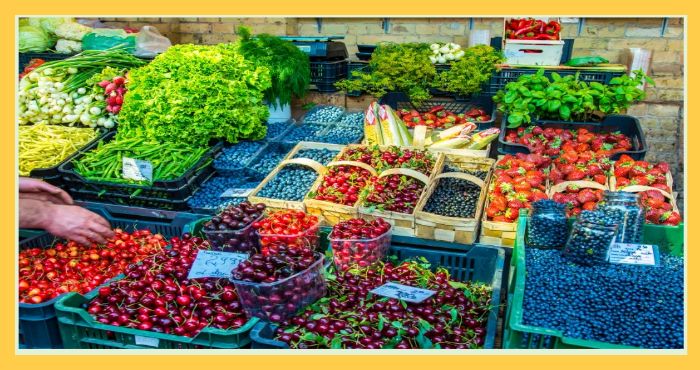 전통시장 진열대에 진열된 신선한 과일과 채소들 모습으로&amp;#44; 장마철에 상승한 농산물 가격을 표현한 이미지.