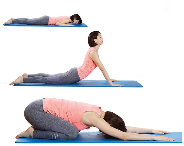 엎드려서 허리 펴고 구부리기