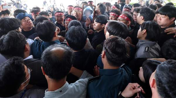 화물연대 물리적 충돌: 경남 경찰청 진입, 공권력 규탄 대치와 BGF리테일 교섭 갈등 심층 분석