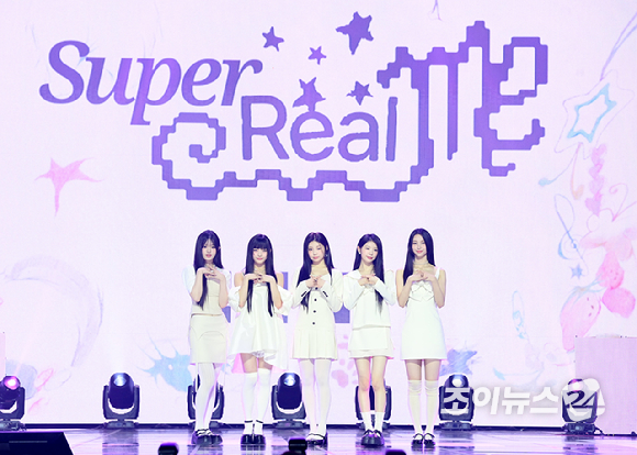 그룹 아일릿이 25일 서울 용산구 블루스퀘어 마스터카드홀에서 열린 아일릿(ILLIT) 미니 1집 &#39;SUPER REAL ME&#39; 발매 기념 데뷔 쇼케이스에 참석하고 있다. [사진=정소희 기자]